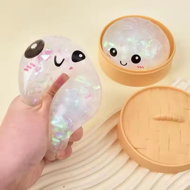 juguete exprimible de panecillo al vapor transparente con estilo de dibujos animados, con partículas nacaradas brillantes y ojos negros, dentro de un recipiente para vapor.