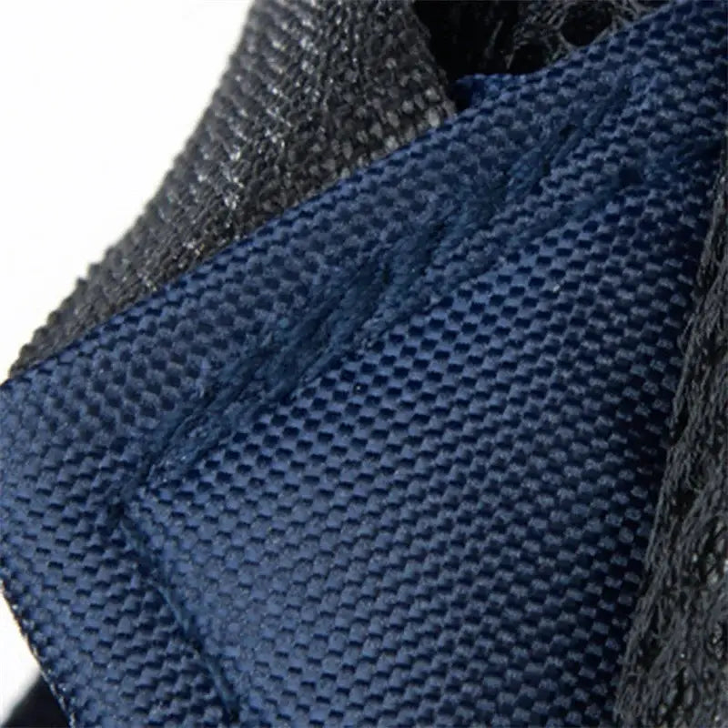 Dunkelblauer, gewebter Stoff mit einem strukturierten, gitterartigen Muster auf dem Jungen-Wasserschulrucksack in Navyblau mit blauem Buchfach-Tasche.