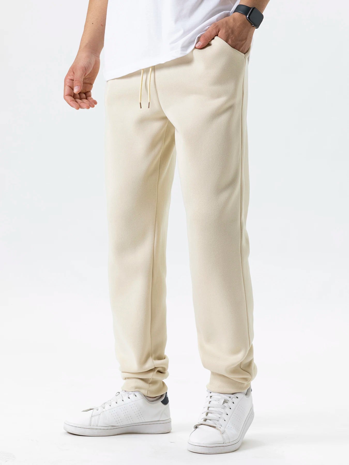 Joggers de forro polar para hombre en color crema, con cintura con cordón y puños acanalados, elaborados con material de forro polar suave.