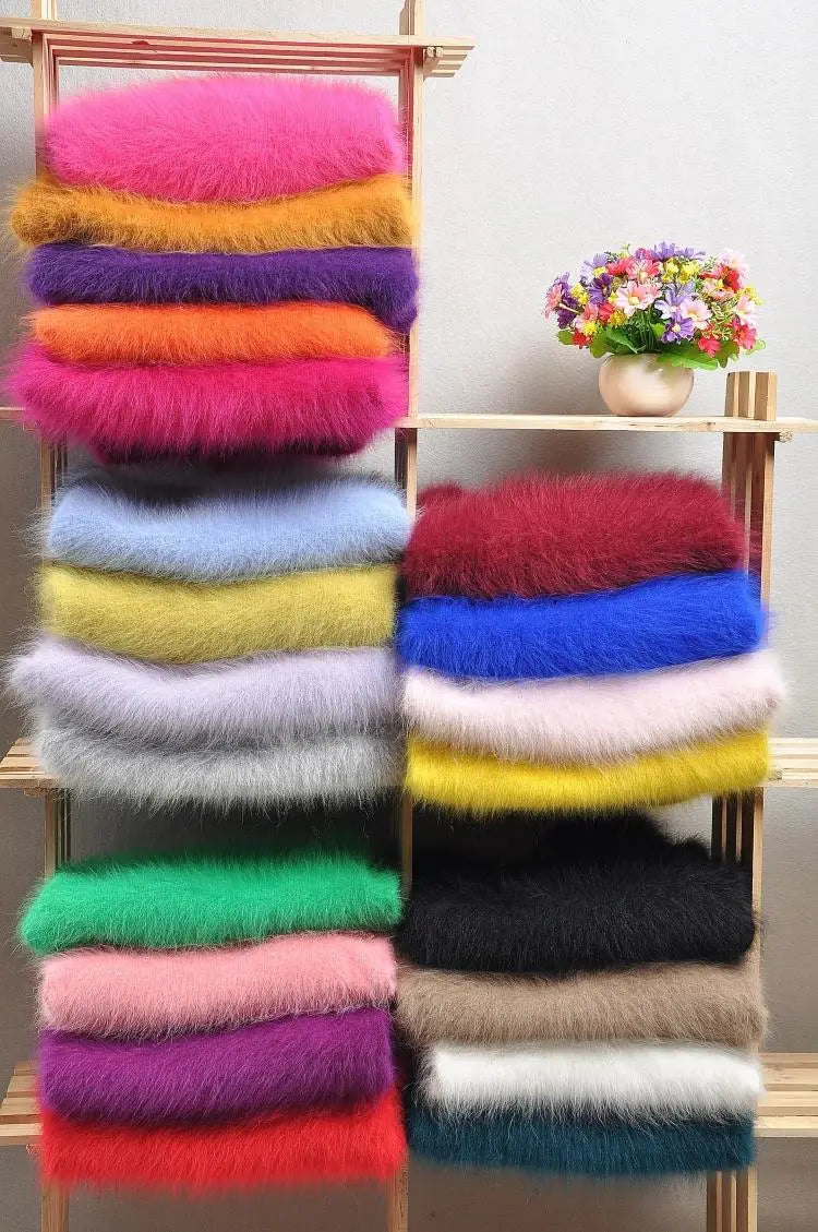 Ein lebendiger Stapel mehrfarbiger flauschiger Kunstfell-Schals, der auf hölzernen Regalen präsentiert wird und sich harmonisch mit Cashmere-Strick-Winterleggings ergänzt.