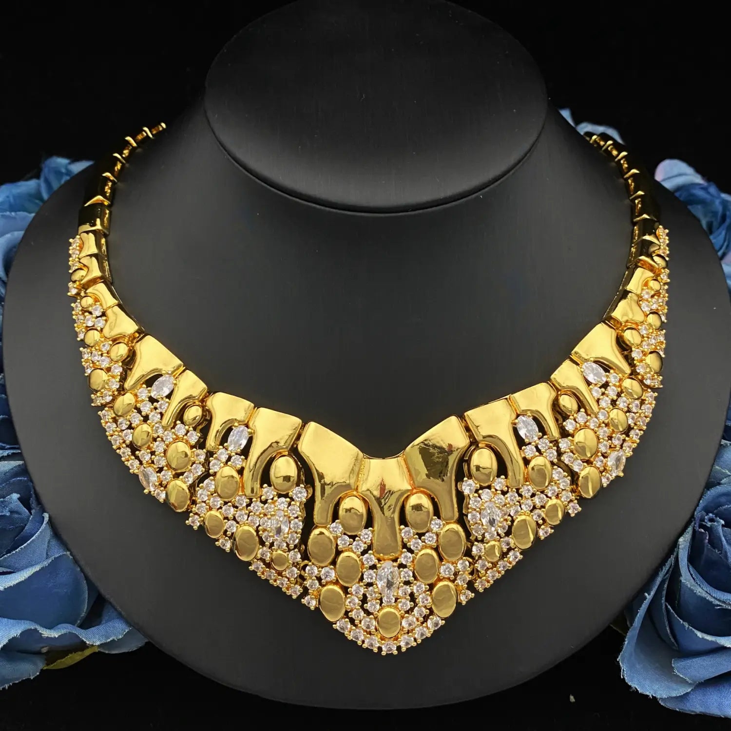 Collier-bijou orné de couleur dorée au design géométrique complexe, avec des cristaux de zircon clairs intégrés, provenant de l’ensemble de bijoux géométriques en zircon doré.