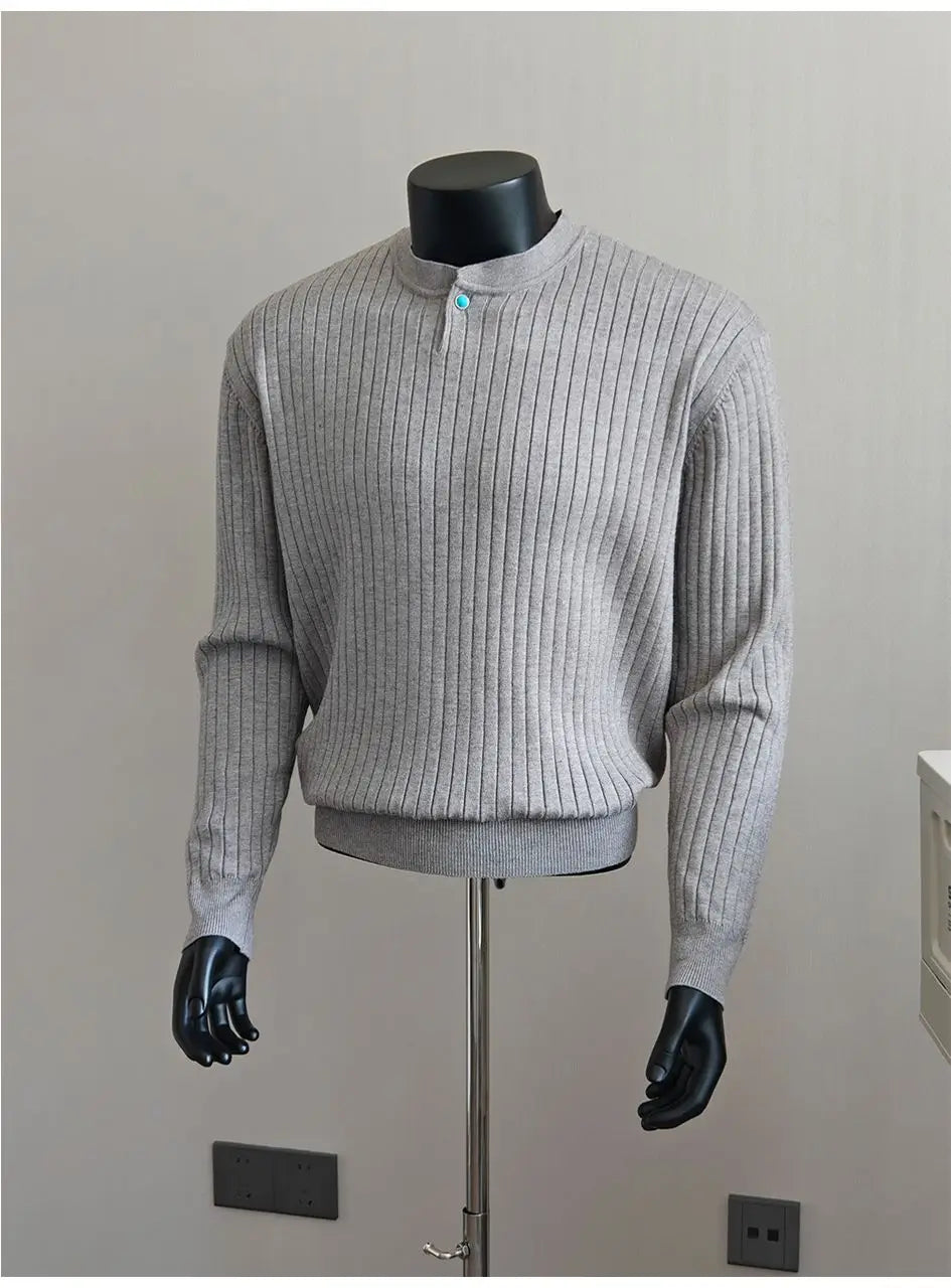 Herren-Rippstrickpullover in Grau mit hochstehendem Kragen und einem türkisfarbenen Knopf am Halsausschnitt für einen lässigen Look.