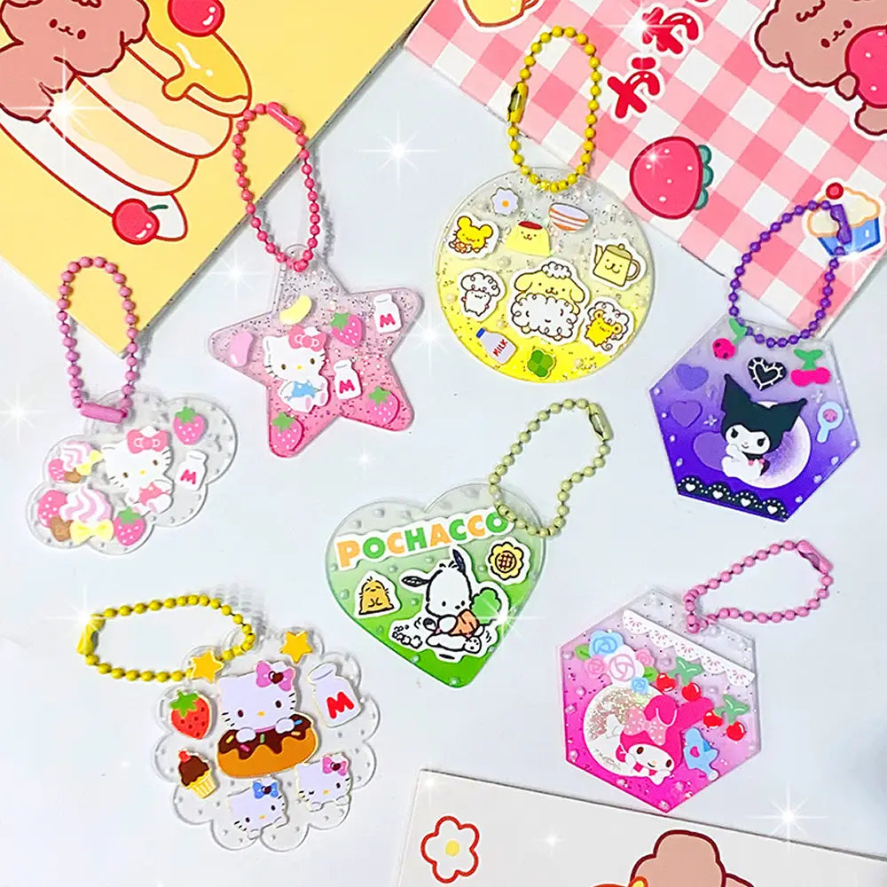 Klare, glitzernde Harz-Schlüsselanhänger mit farbenfrohen Cartoon-Charakteren, darunter Hello Kitty und Pochacco, in verschiedenen Formen für kawaii-hübsche Cartoon-Aufkleber, die für Scrapbooking- und Tagebuchdekoration verwendet werden.