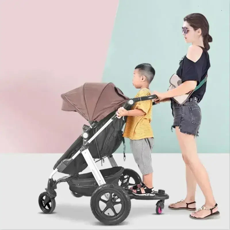 Schwarzes und silberfarbenes Kinderwagen-Fahrbrett mit abnehmbarem Sitz und Plattform; mit braunem Verdeck und drei Rädern, darunter ein rosafarbenes Front-Rad, dargestellt von der Rückseite