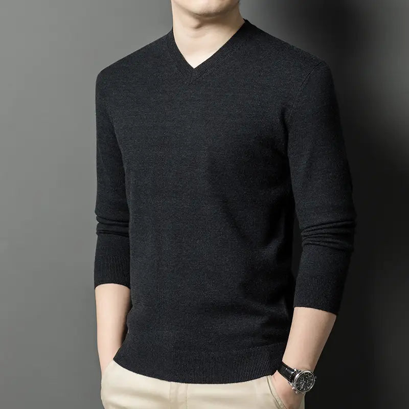 Herren-V-Ausschnitt-Strickpullover in Schwarz mit weichem, strukturiertem Strickmaterial und gerippten Bündchen.