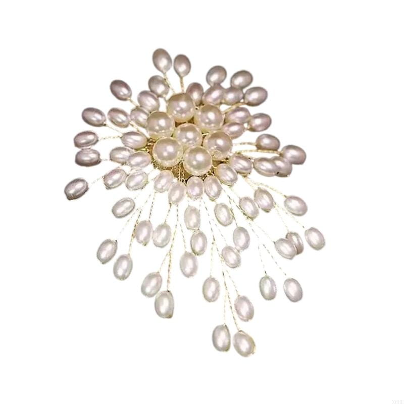 繊細な真珠の花のブローチピンであり、細かな金色調のフィリグリーに、クリーム色および淡いピンク色の真珠の輝くクラスターをあしらっています。