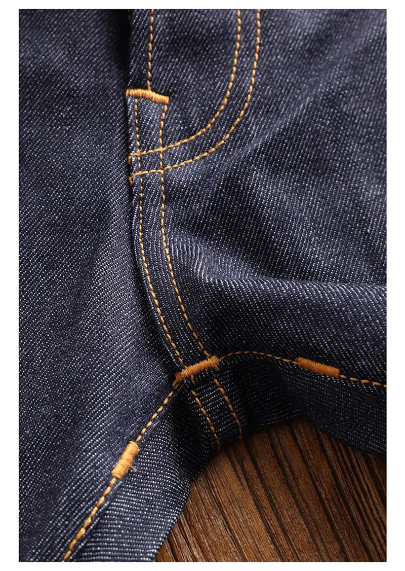 Tissu en denim bleu foncé avec des surpiqûres beige contrastantes le long de la couture du jean « Red Tornado » en selvedge slim droit 16 oz