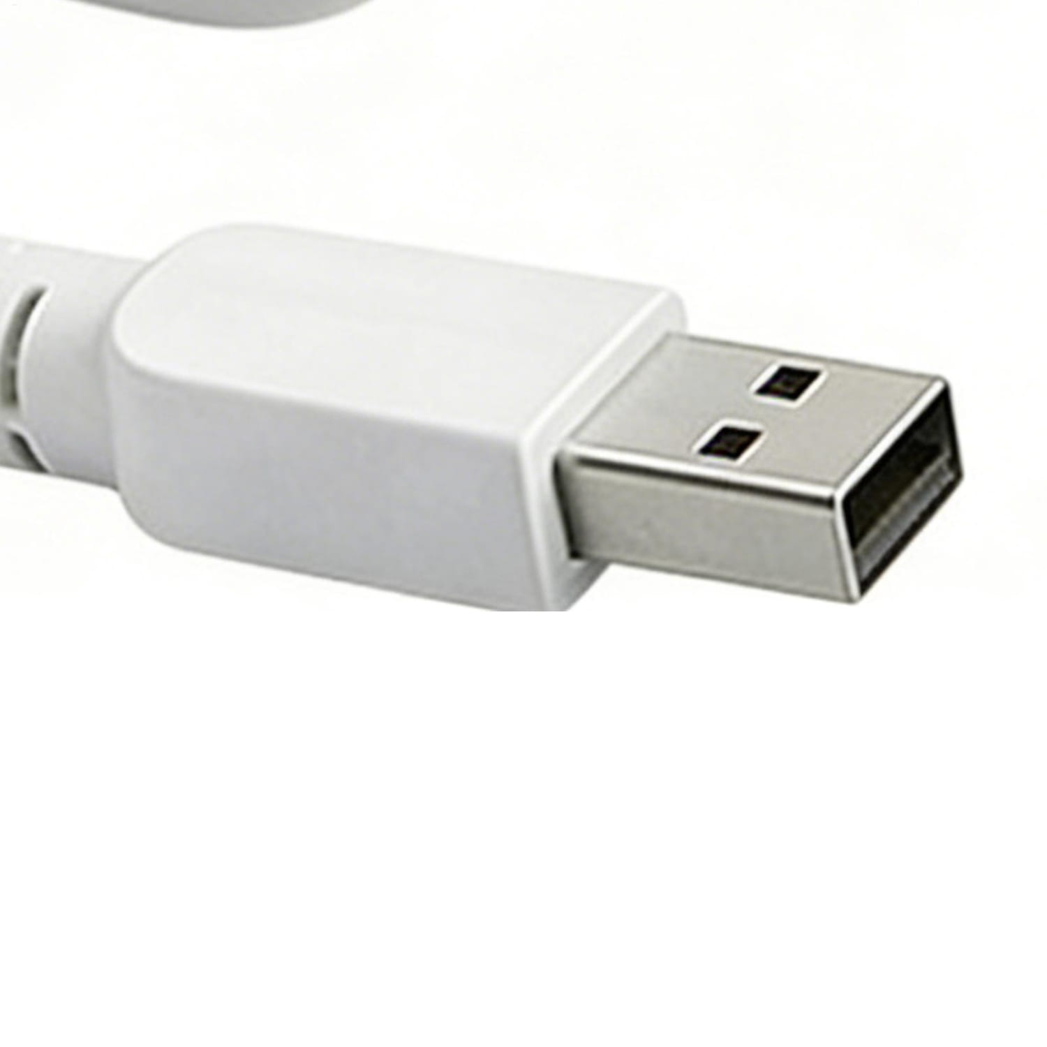 Weißes USB-A-Kabel mit Metallanschluss für die Galaxy-Projektor-Nachtlampe mit 24 Folien zur bequemen Stromverbindung