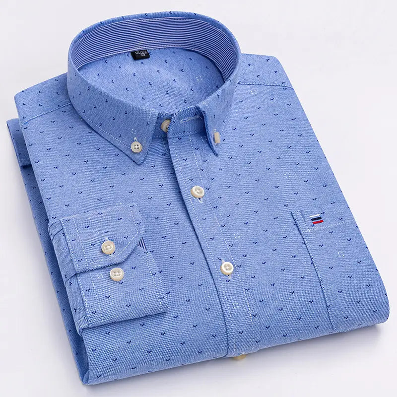 Chemise oxford à carreaux en coton, grande taille pour homme, bleu clair, avec un motif discret de petits pois foncés et des boutons de couleur crème.