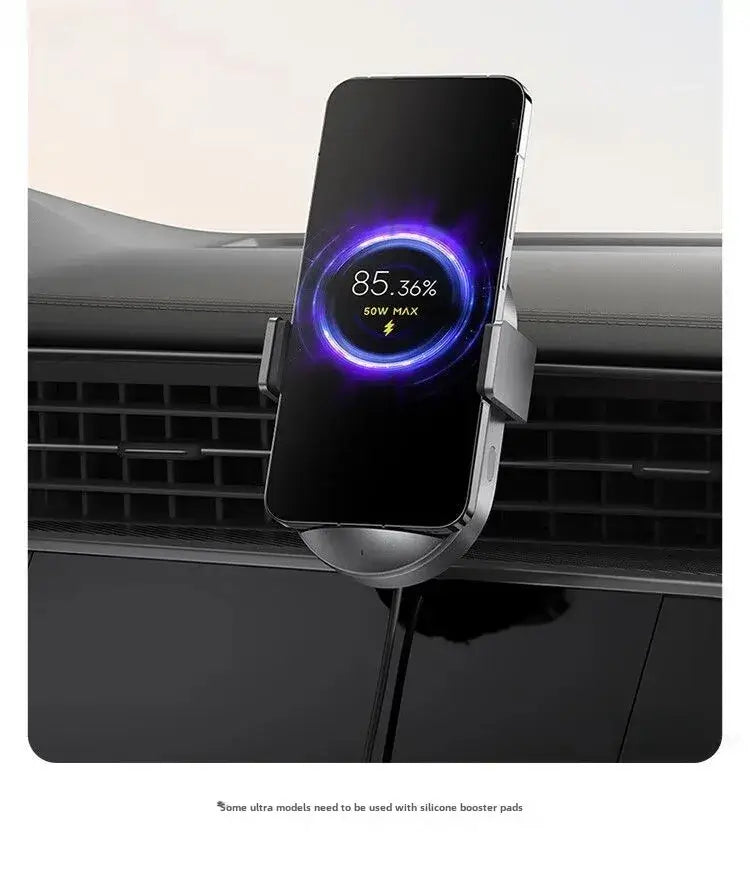 Un cargador inalámbrico para coche Xiaomi de 50 W con montaje rápido, plateado y elegante, fijado a una salida de aire del coche para una carga cómoda.