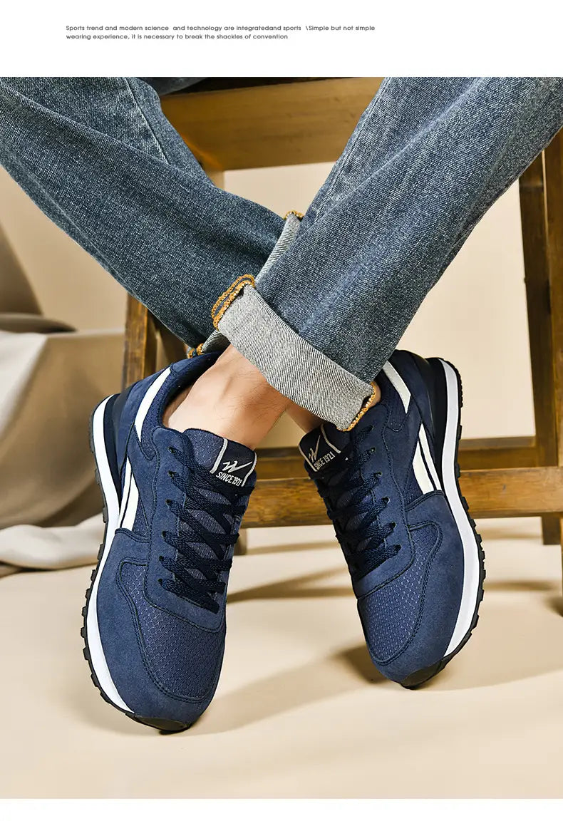 Marineblaue Herrenfreizeitsneaker mit weißen Akzenten und einem strukturierten Obermaterial, entworfen für graue weiße Freizeitschuhe zum Gehen.