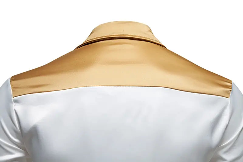 Ein elegantes weißes Satin-Herrenhemd mit kontrastierendem goldfarbenem Satin-Kragen- und Schulterpaneel.