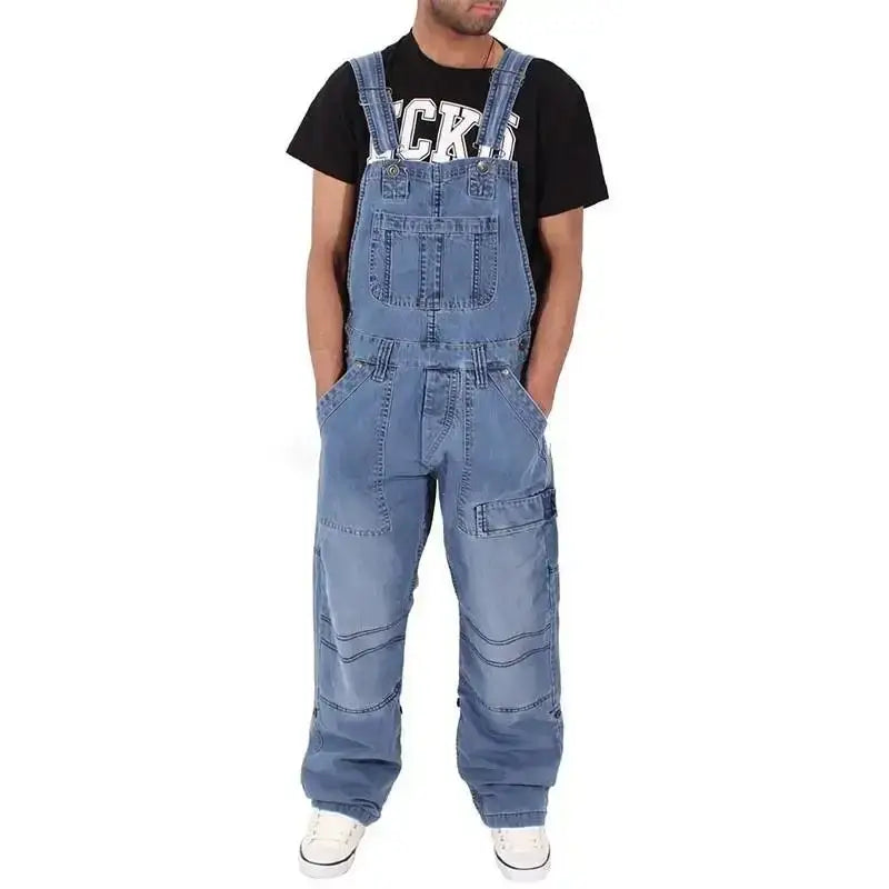 Herren-Jeanslatzhosen aus blauem Denim mit mehreren Taschen und verstellbaren Trägern für eine baggy Passform.