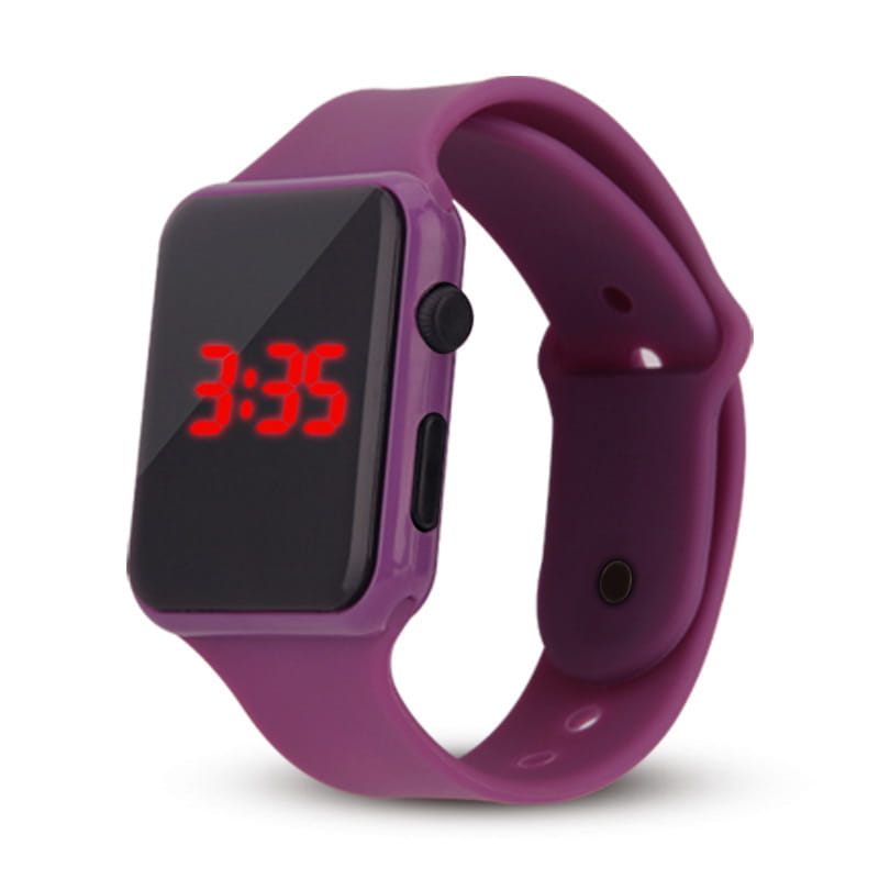 Reloj deportivo digital morado para hombres y mujeres con esfera rectangular que muestra números rojos en una pantalla negra; incluye una correa de silicona a juego y botones laterales para un uso casual.
