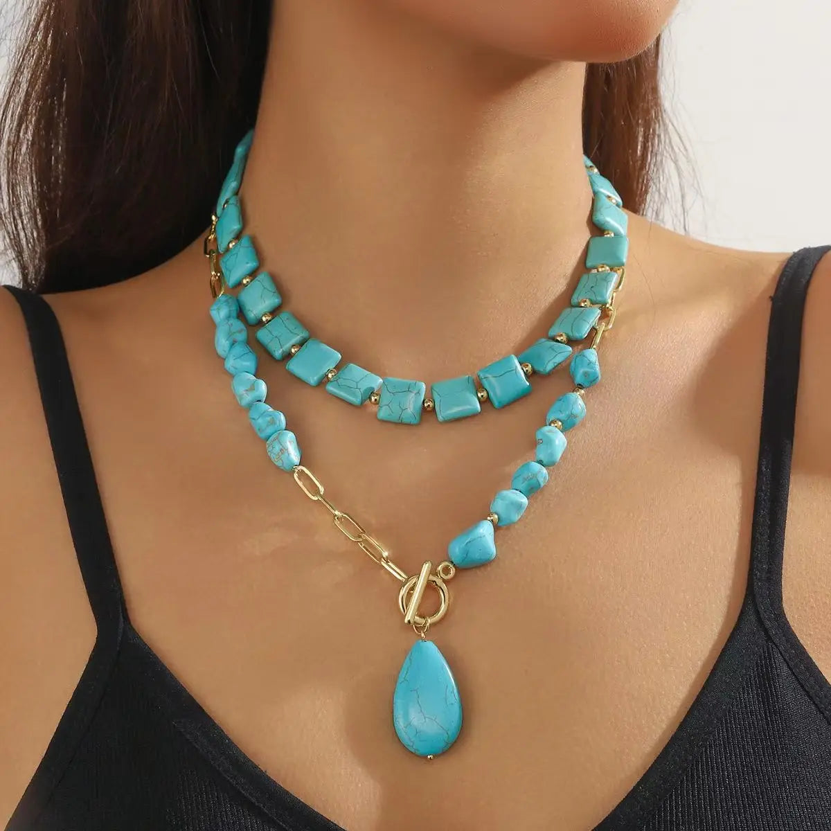 türkises Perlen-Anhänger-Halskette mit doppeltem Tropfenanhänger, mit geschichtetem Türkis-Stein-Choker und goldfarbenem Steckverschluss aus dem Festlandchina
