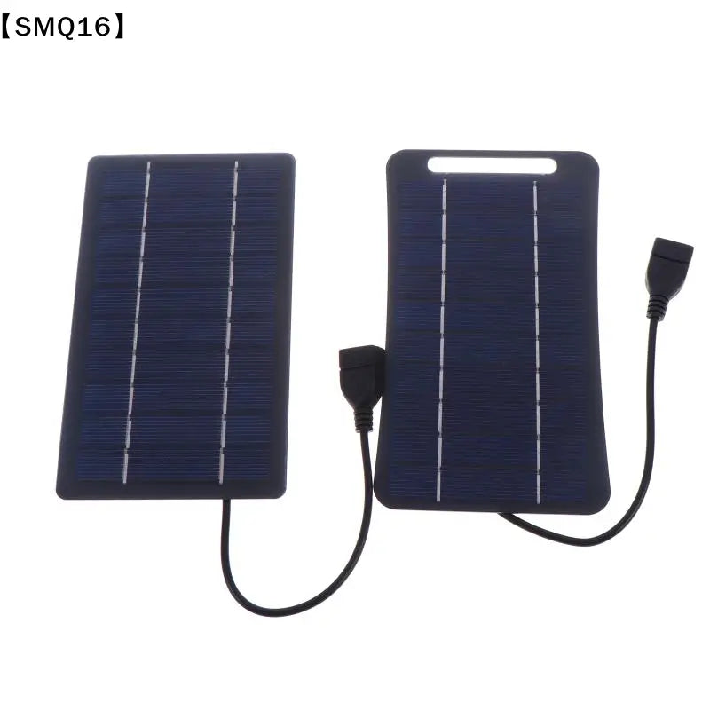 キャンプ中も接続したまま使用できる携帯用充電パネル。白いグリッドラインと黒色のUSBケーブルが取り付けられた濃紺の長方形ソーラーパネル2枚。