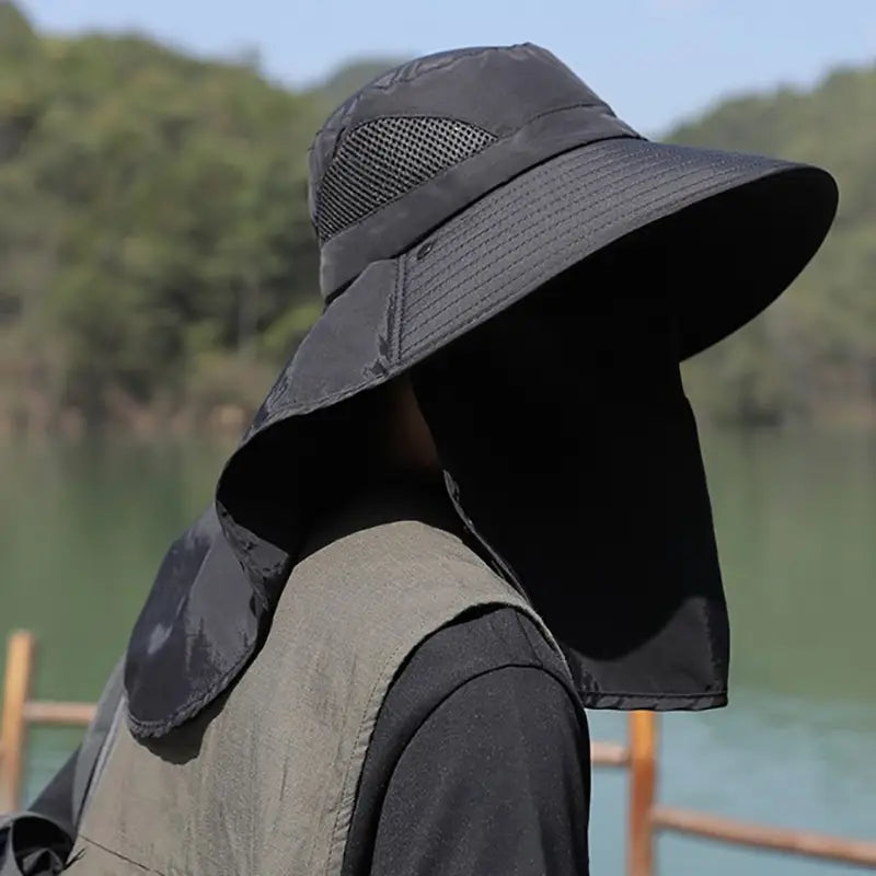 chapeau de protection solaire noir à larges bords avec panneau en maille sur le dessus et rabat de nuque fixé pour l’ombre