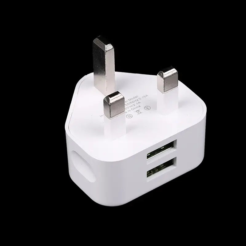 adaptador de cargador de pared doble USB de 3 clavijas tipo Reino Unido en plástico blanco con dos puertos USB y clavijas metálicas.