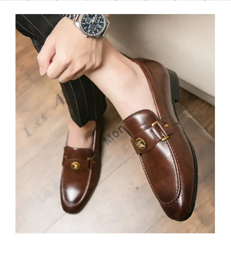 Herren-Lederslipper im eleganten Stil in braunem Leder mit goldfarbenen Metallschnallen und klassischem Mokassin-Design.