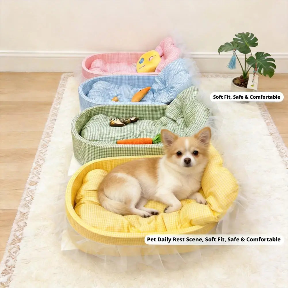 Cama para mascotas de tela a cuadros amarilla con acolchado mullido y ribete de tul translúcido, diseñada para perros pequeños como cojín estilo cuadros tipo princesa.