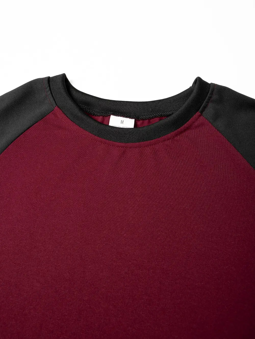 Herren-Raglanshirt mit langem Ärmel, mit Bordeauxrot- und schwarzen Raglanärmeln und geripptem Rundhalsausschnitt für den lässigen Einsatz.