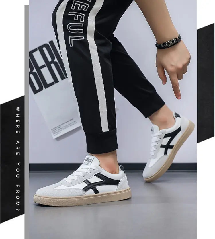 Sneakers décontractées pour hommes, chaussures de marche légères, en blanc et noir, avec un design bas (low-top) en daim et en toile.