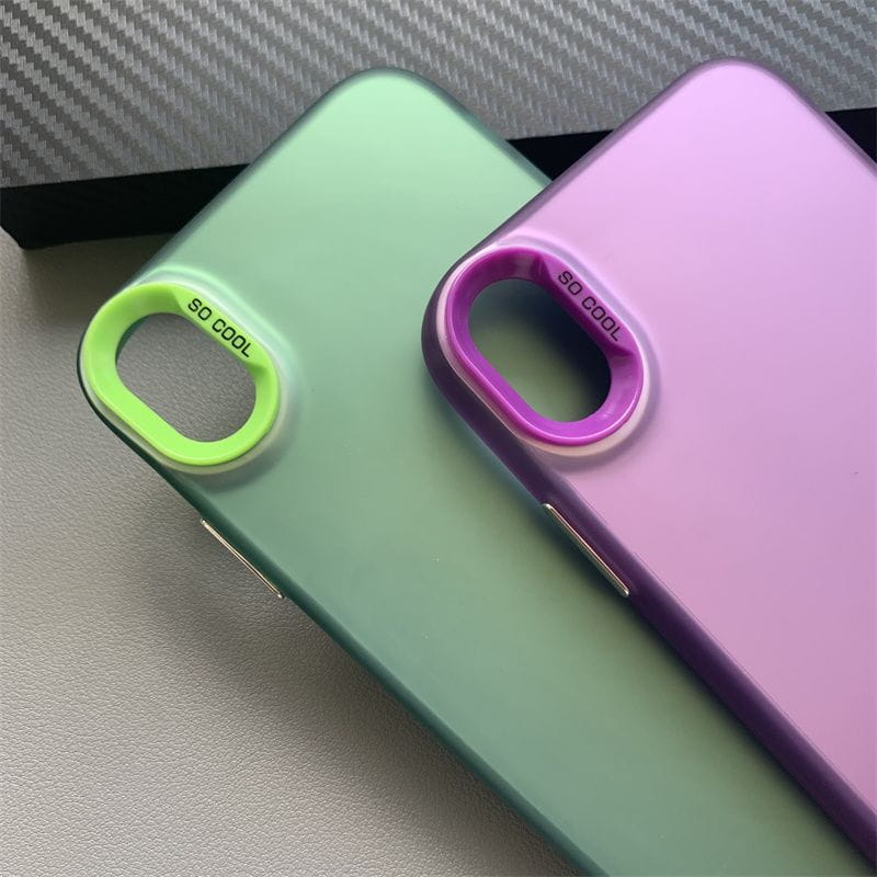 Le côté arrière de deux coques pour téléphone iPhone en dégradé de couleurs mats, en vert menthe translucide et en violet dégradé, avec des anneaux à couleur néon lumineux gravés avec « so cool ».
