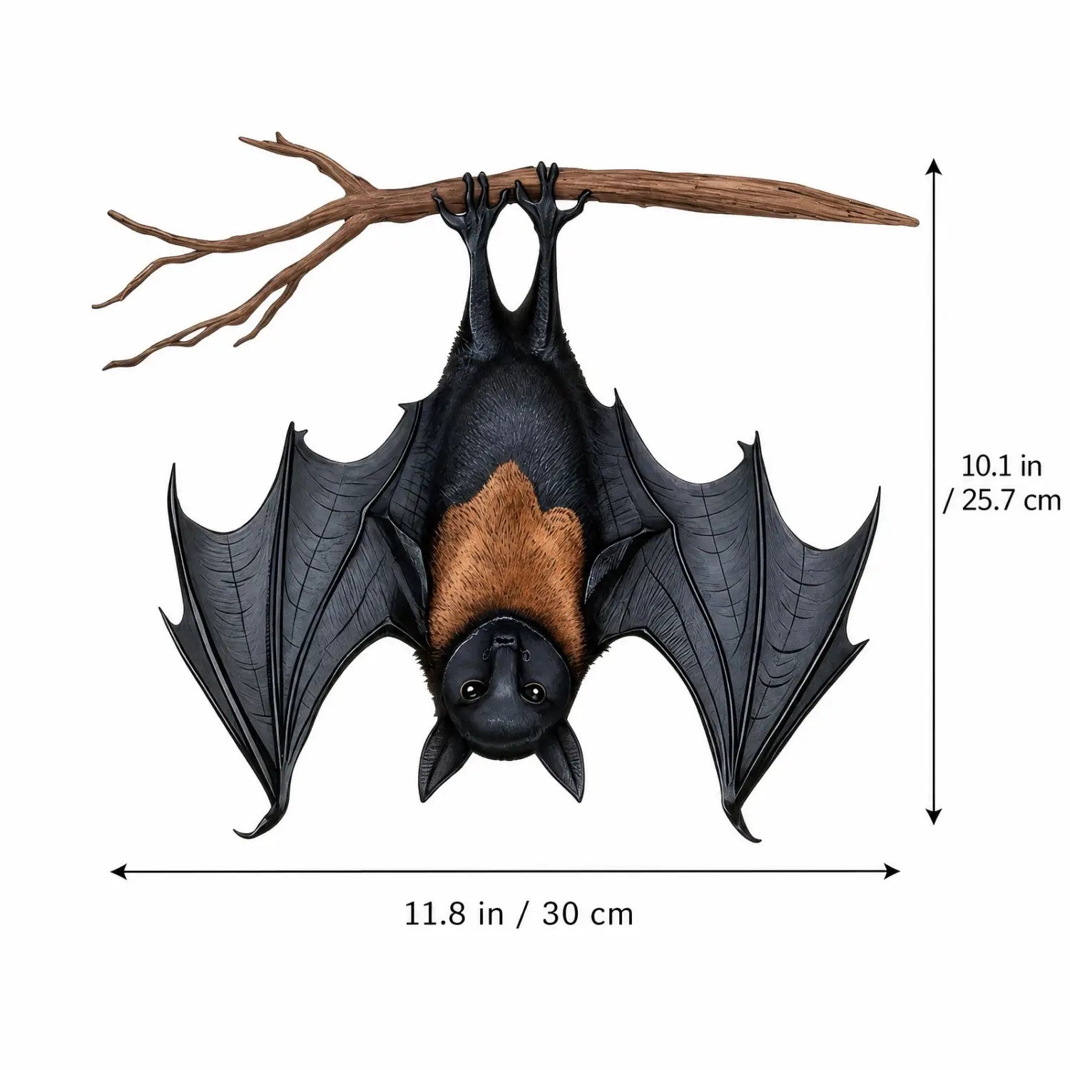 Figurine détaillée de chauve-souris noire et brune, aux ailes texturées, suspendue à une branche en tant qu’ornement suspendu pour la décoration de sapin d’Halloween.