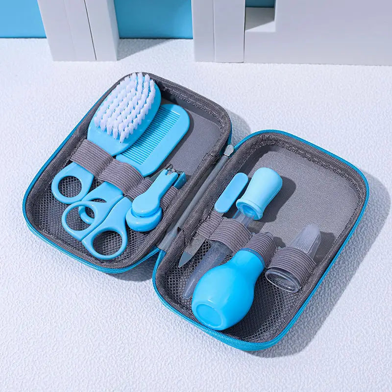 Blaues Pflege- und Grooming-Set für Babys, 8-teilig, mit weicher Borstenbürste, Kamm, Schere, Nagelknipser und Saugball in einer Organizer-Hülle aus Mesh für die Säuglingspflege.