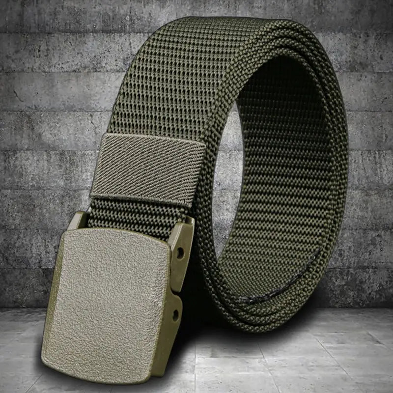 Ceinture tactique en nylon vert olive avec une boucle en plastique beige mat, d’une longueur de 120 cm, conçue pour un usage quotidien robuste et durable.