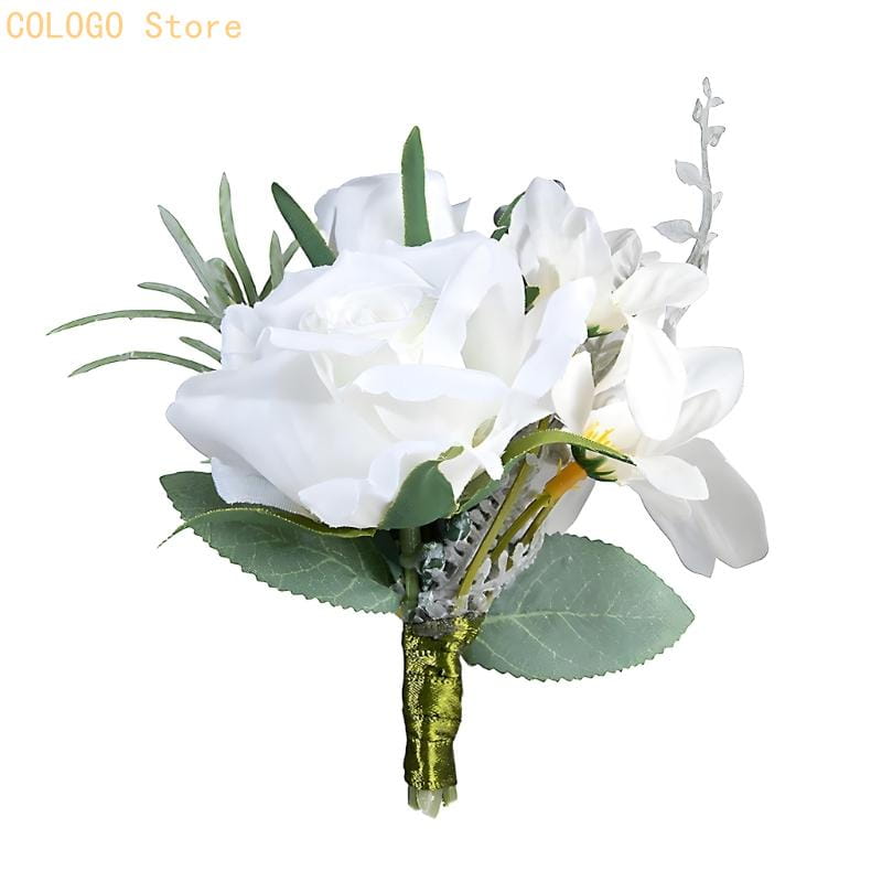 Weiße künstliche Hochzeitsrosen-Boutonniere aus Seidenblumen, Zubehör mit grünen Blättern und einem goldummantelten Stiel.