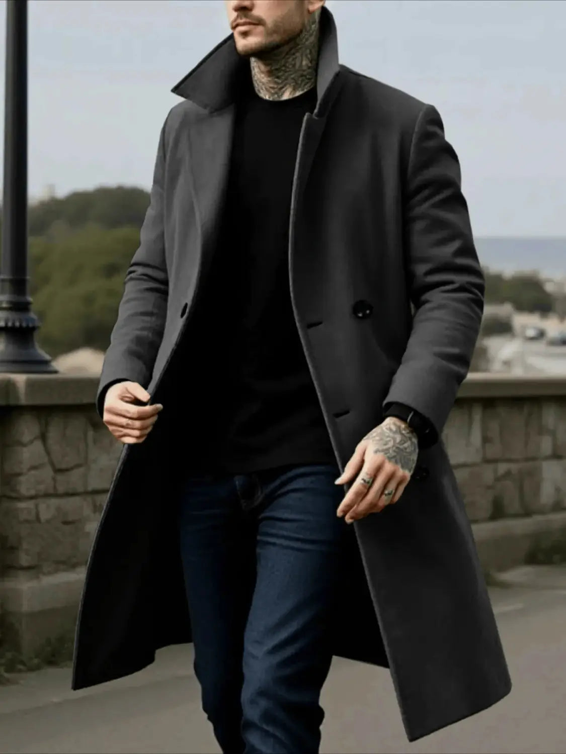 Abrigo de invierno de lana para hombre de doble botonadura en color gris oscuro con cuello tipo solapa y botones negros.