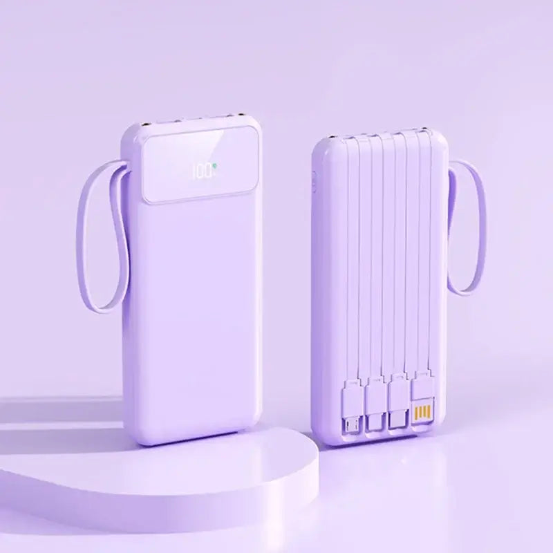 Banco de energía portátil color lavanda con capacidad de 50000 mAh, carga rápida, múltiples puertos USB y asa integrada para transportarlo con facilidad.