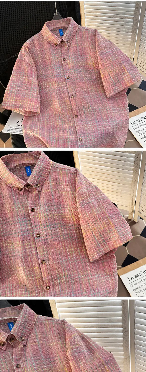 Camisa de verano para hombre retro de manga corta con cuadros estilo plaid que presenta un patrón de cuadros rosa suave y melocotón con tejido con textura.