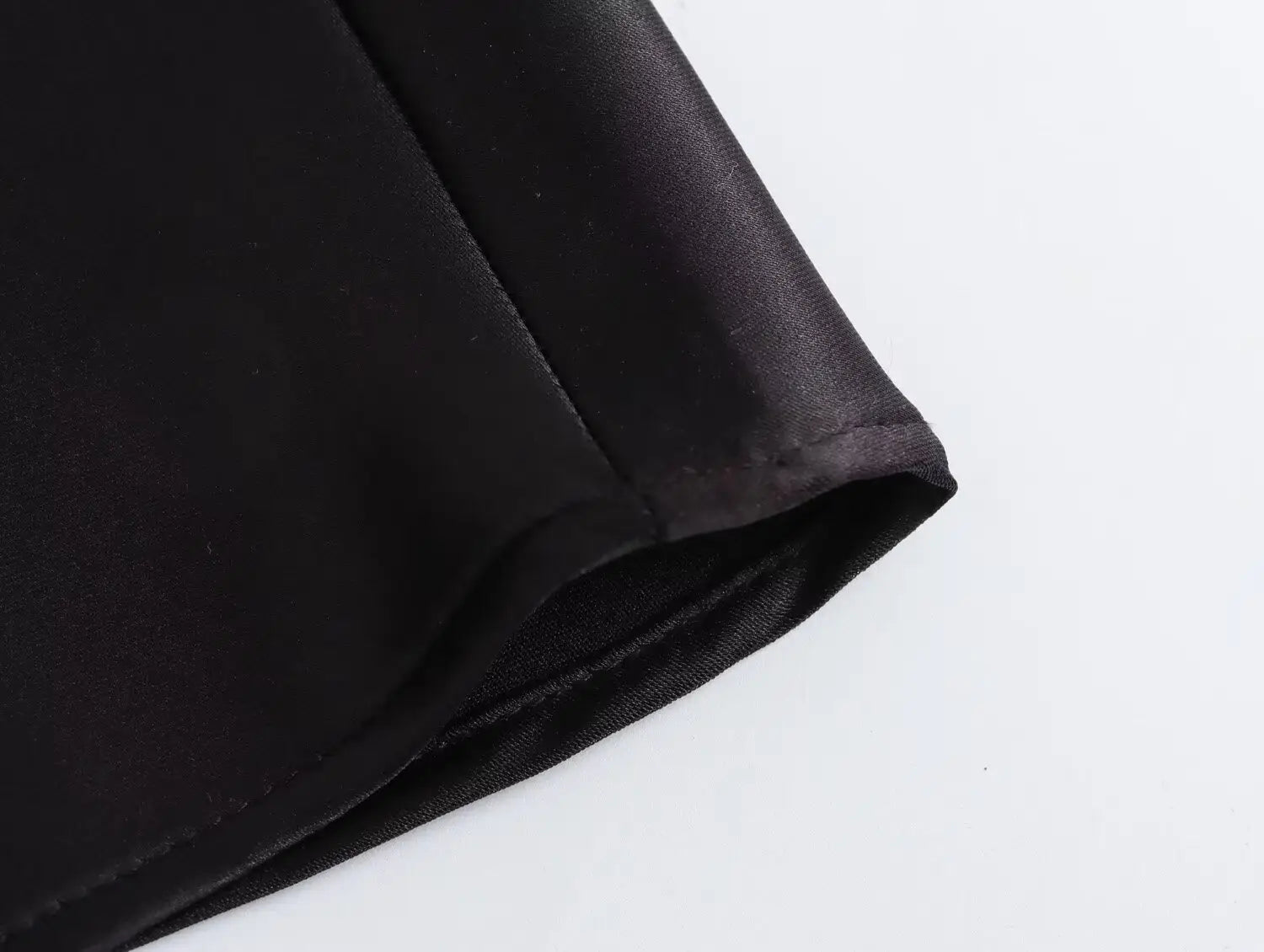 Jupe midi en satin noir à taille haute et design long élégant, avec une finition lisse et brillante et un ourlet cousu avec précision.