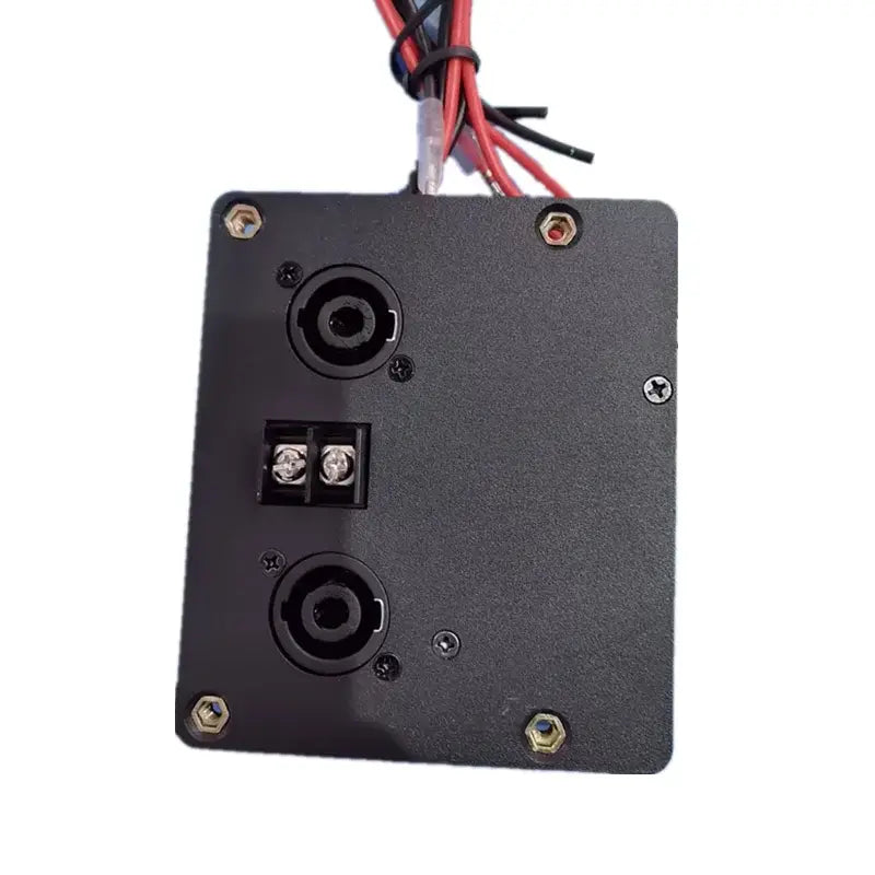 Enceinte de haut-parleur rectangulaire noire montrant la face arrière de l’ensemble d’accessoires pour haut-parleur professionnel mw audio 5xt, avec deux prises d’entrée XLR et un bornier comportant un câblage rouge et noir raccordé à la partie supérieure.