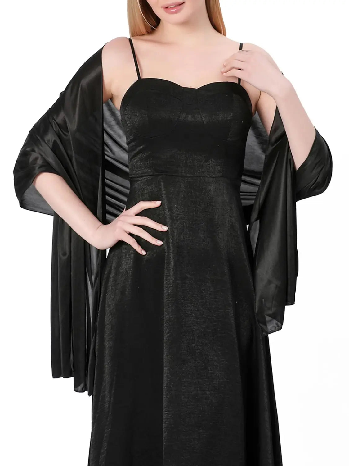 Robe bustier sans bretelles en velours noir avec corsage ajusté et jupe fluide, associée à un châle de soirée en satin noir assorti pour femmes.