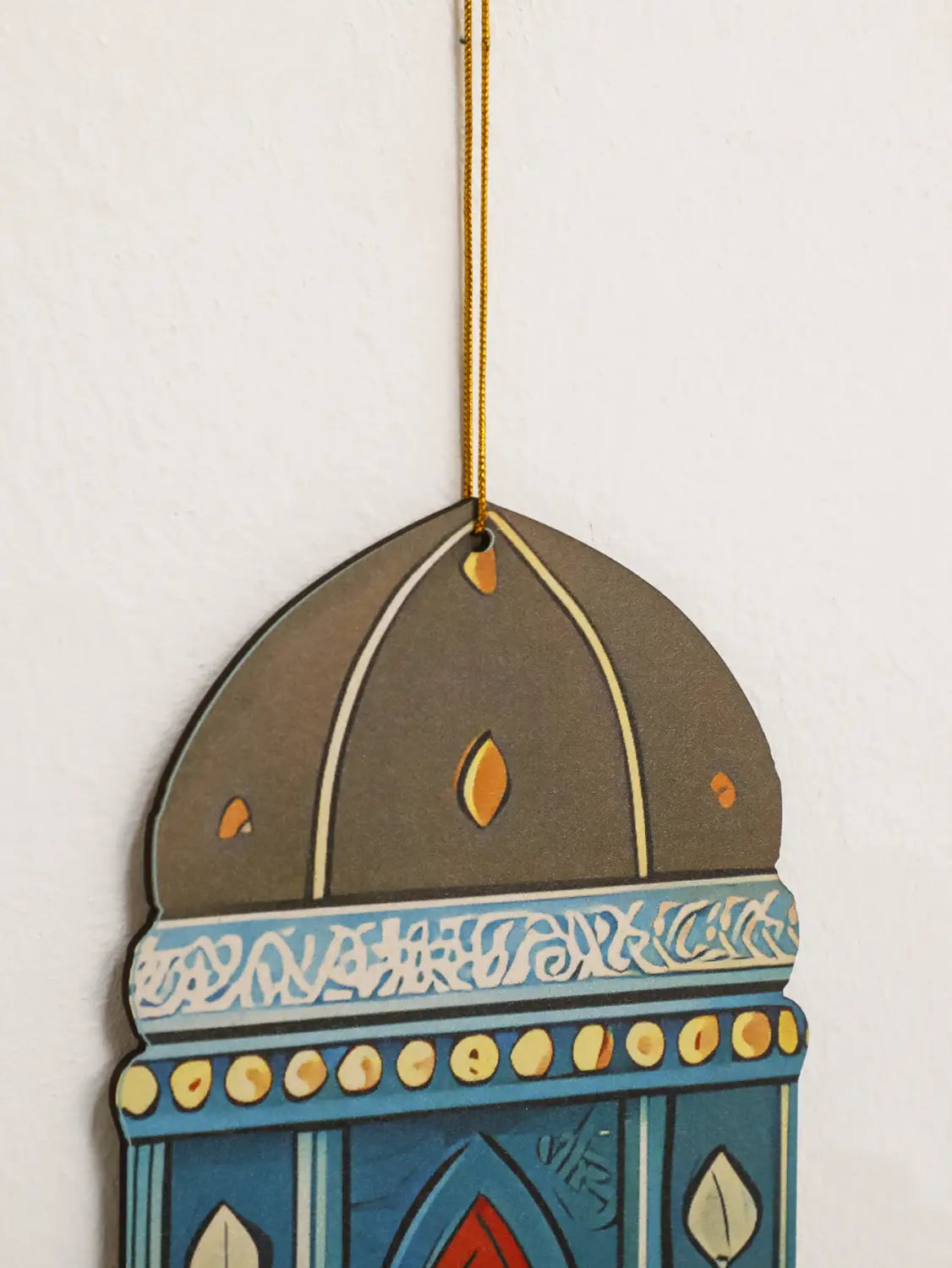 Un farol colgante de luna y estrella para decoración de pared de Ramadán islámico, con forma de cúpula de mezquita, con intrincados patrones pintados en azul y oro en estilo moderno.