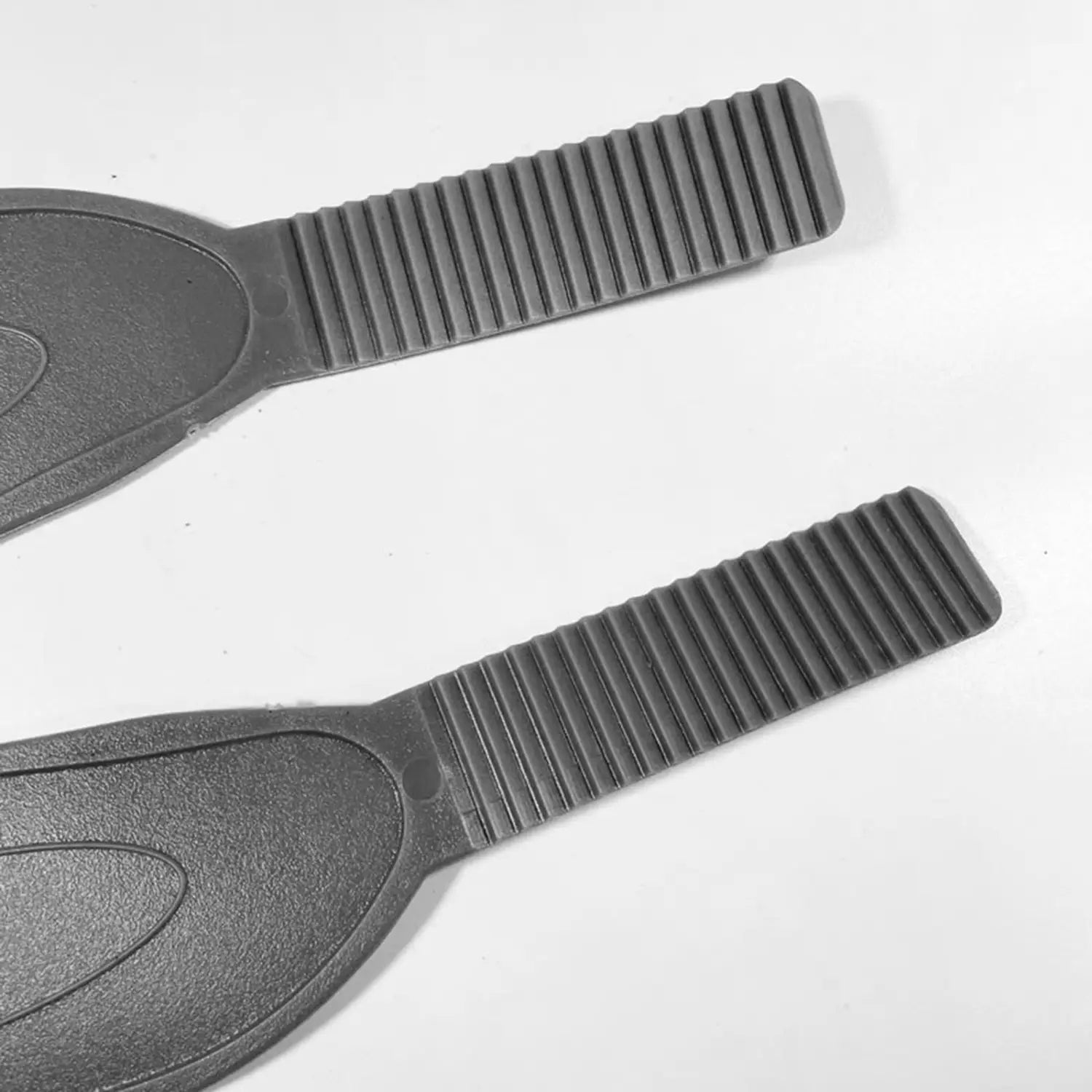 Sangles de pédale de vélo d’exercice en plastique gris avec outil réglable de type peigne et poignée rainurée à texture pour un maintien sûr, accessoire de remplacement