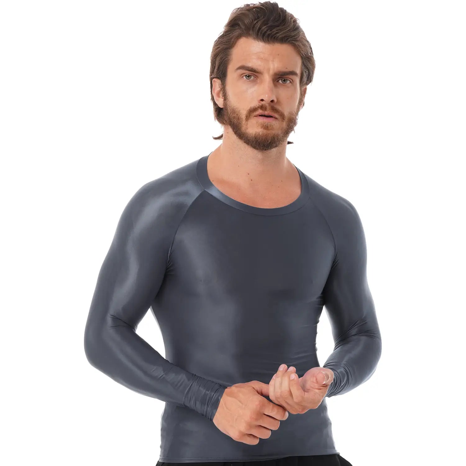 Camiseta de compresión para hombre de manga larga y acabado brillante en gris oscuro, con diseño ajustado y un brillo sutil adecuada para el uso atlético.