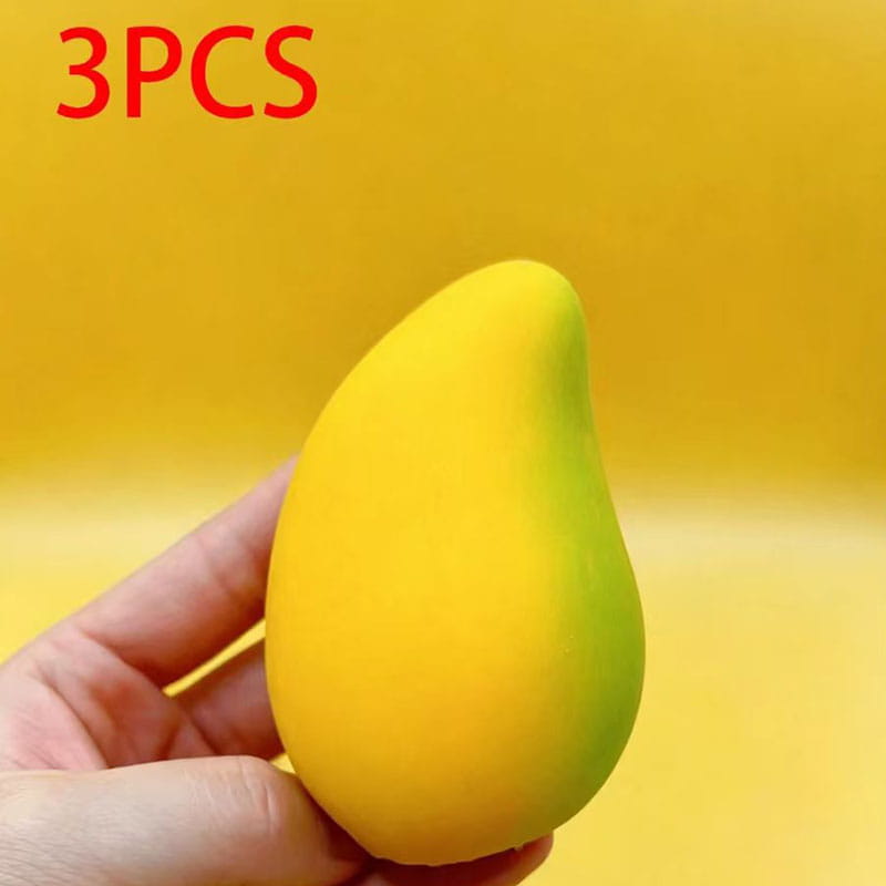 Un jouet antistress souple en forme de mangue, jaune et vert, tenu dans une main, conçu pour soulagement du stress et utilisation lors d’une fête d’anniversaire.