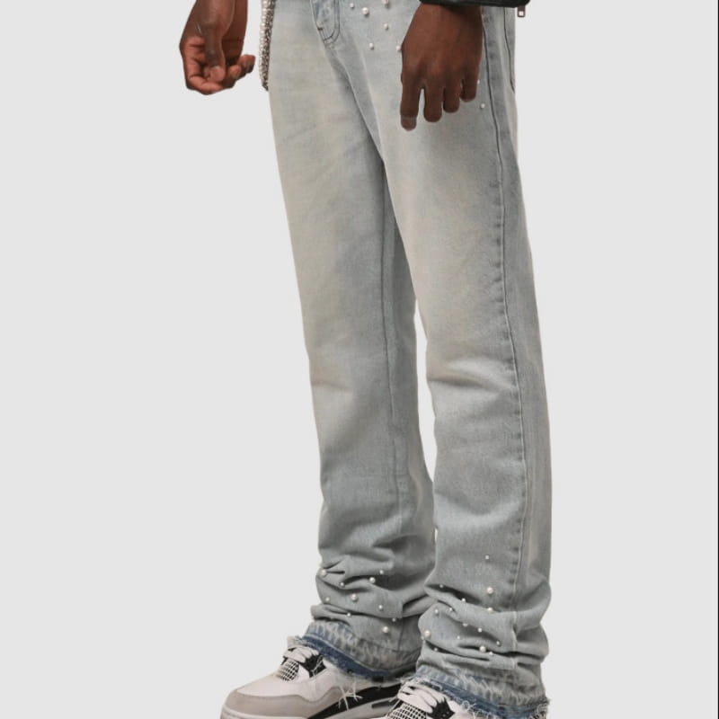 Helle graue Denim-Jeans mit geradem Bein, verziert mit weißem, perlenbesetztem Detail entlang der Seiten und an den Bündchen.