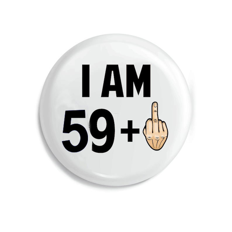 un badge de broche émaillé circulaire blanc avec du texte noir indiquant « j’ai 59 ans et plus » et une gestuelle de main en forme de dessin, conçu comme un cadeau amusant d’anniversaire marquant une étape d’âge.