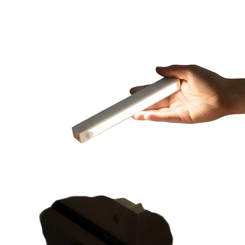 Una elegante lámpara lineal LED blanca recargable por USB, con forma rectangular delgada y superficie lisa, mostrada desde el frente con función de sensor de movimiento.