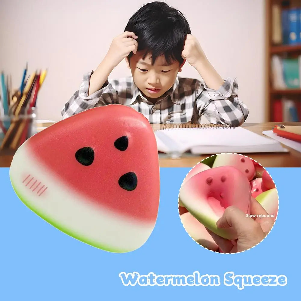 Ein rot-grüner, Wassermelonen-förmiger Soft-Squeeze-Stressball zur langsamen Steigerung mit schwarzen Samendetails, zur Stresslinderung.