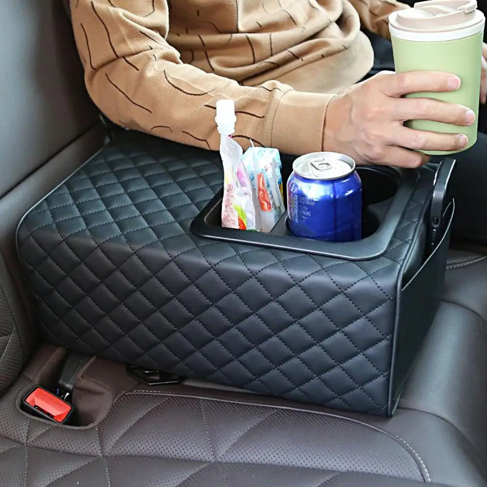 Organizador negro acolchado de cuero para consola de automóvil con portavasos integrados y compartimentos de almacenamiento con espuma viscoelástica, diseñado para uso en vehículos