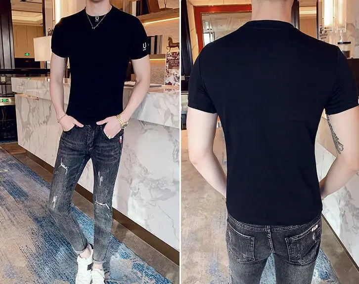 T-shirt pour homme noir logo, coupe ajustée, décontracté, en coton, avec un discret logo en forme de U sur la poitrine et la manche.