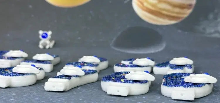 llaveros azules con brillo y temática espacial con la parte superior blanca con aspecto de nube, diseñados como adornos para pastel de fiesta planetaria para velas de cumpleaños numerales del espacio.