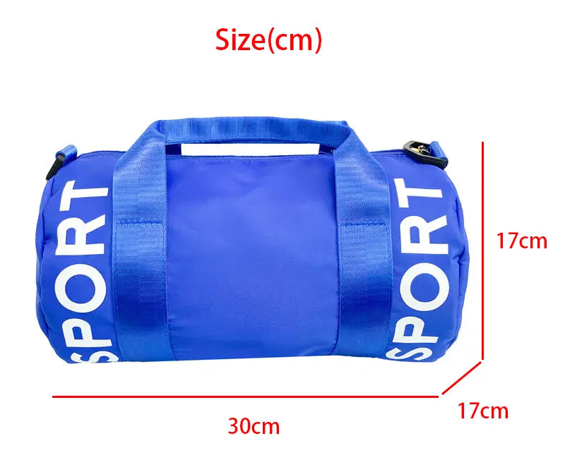 Blaues zylindrisches Kinder-Sport-Reise-Sporttasche mit weißer Sportbeschriftung und passendem blauem Griff, entworfen für Reise-, Gym- und Crossbody-Gepäck.