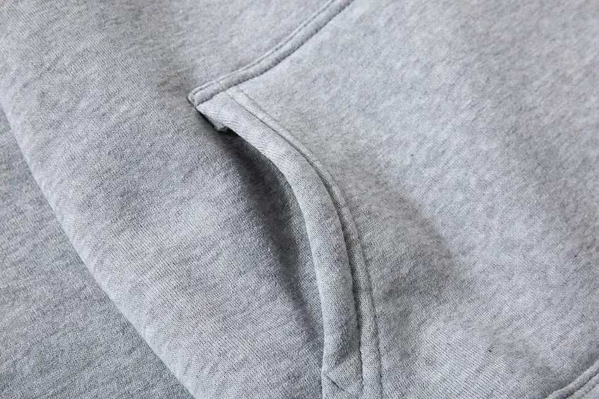 Stussy-Graffiti-Pullover mit Kapuze mit einer grauen melierten Fleece-Tasche und sauber vernähten Nähten für lässige Herrenbekleidung.